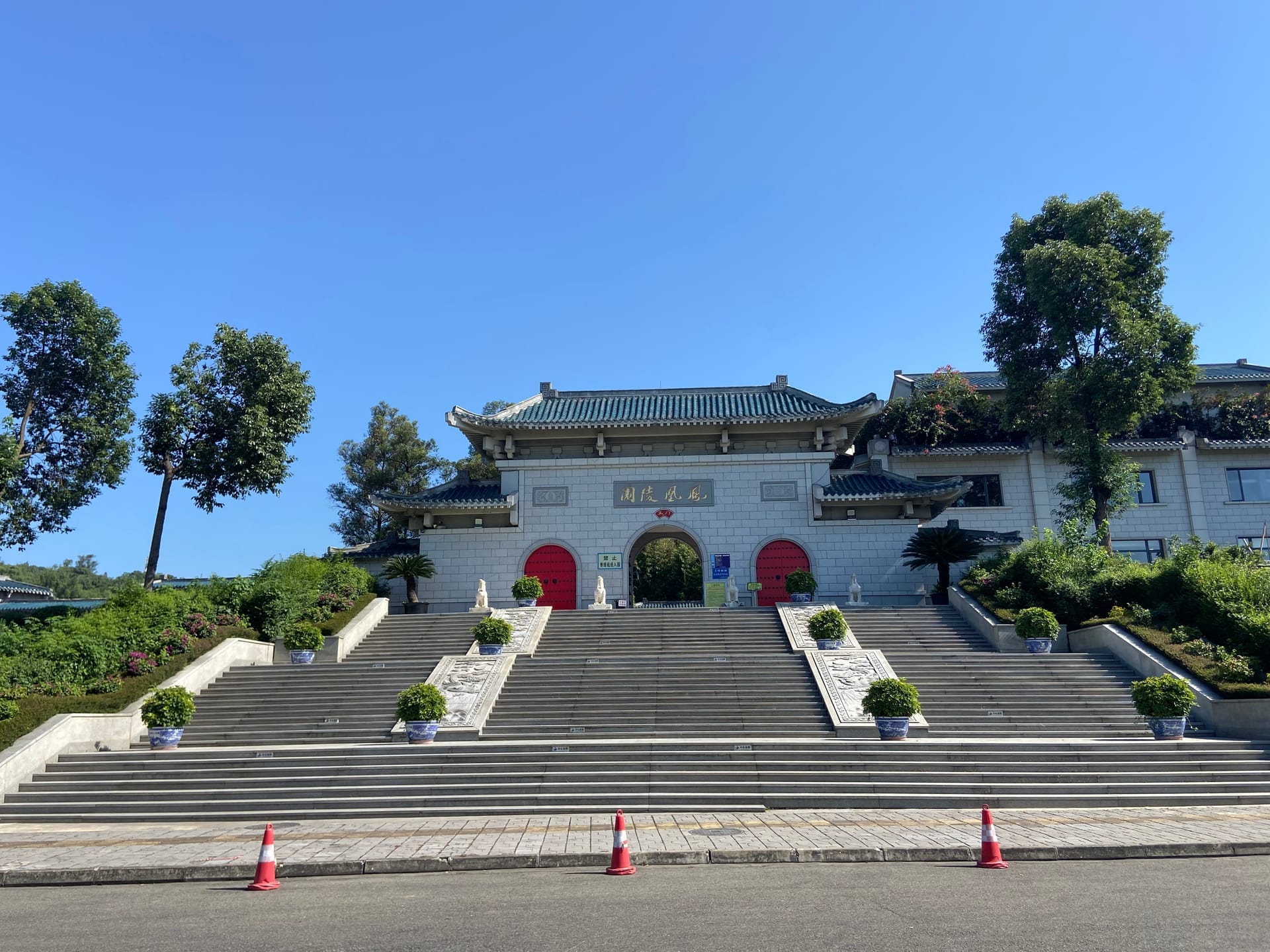 凤凰陵园中式大门